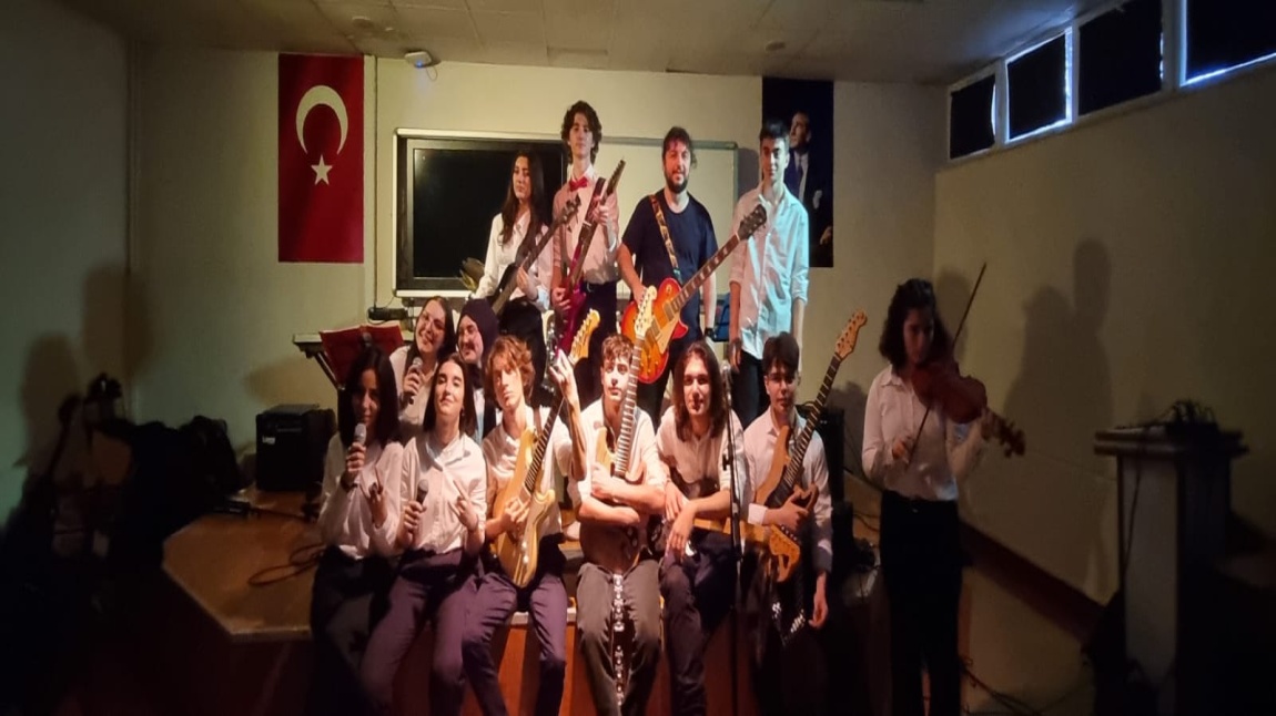 Okulumuz Müzik Kulübü öğrencilerinin Dünya engelliler günü sosyal sorumluluk kapsamında İzmit Nuh Çimento Özel Eğitim Meslek Okulunda bir konser gerçekleştirdi.